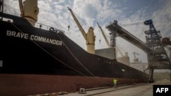 资料照片:联合国特许船只装载了超过2万3千吨乌克兰粮食准备出口。 (法新社摄于2022年8月14日)