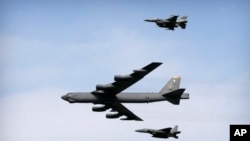 资料照:美国空军B-52轰炸机飞跃韩国上空。(2016年1月10日)