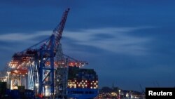 中远集团的一艘货轮停靠在德国汉堡港。（路透社2022年10月25日）