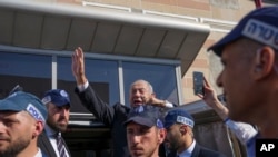 以色列前总理内塔尼亚胡在选举中向支持者招手(2022年11月1日)