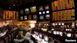 2011年1月27日,在内华达州拉斯维加斯希尔顿饭店,第四十五届超级杯竞赛体育博彩场发布的提议赌注(右方)