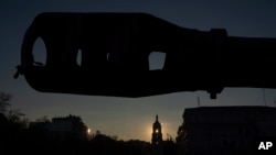 Вид на дзвіницю Софійського собору крізь артилерійську гармату в центрі Києва, Україна, 29 січня 2024 р. AP Photo/Evgeniy Maloletka