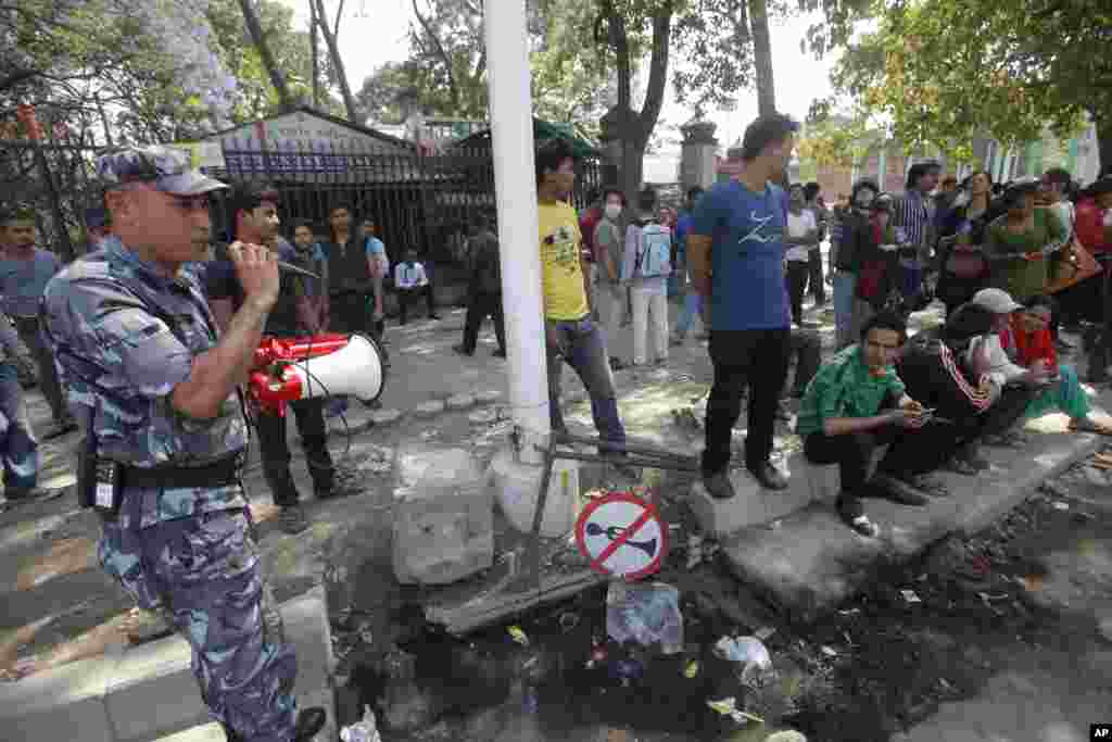 Cảnh sát hướng dẫn cư dân tới các khu vực an toàn sau trận động đất ở Kathmandu, ngày 12/5/2105. 