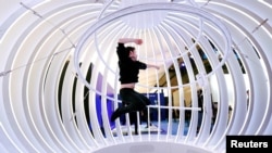 韩国三星的一名工作人员在西班牙巴塞罗那世界移动通信大会三星S10 Plus手机演示会上做表演。(2019年2月25日)