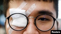 一名香港反送中抗议者带着眼罩,抗议警察8月12日在香港机场打伤一名示威者的眼睛。