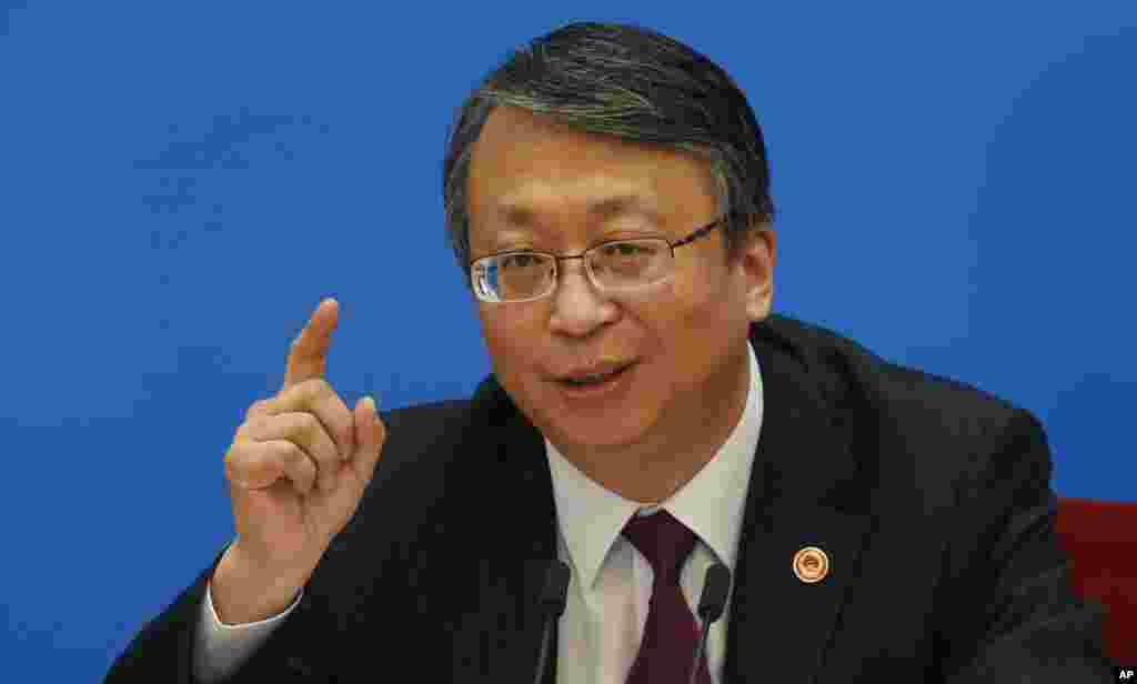 十三届中国人大一次会议秘书处法案组组长、全国人大常委会法工委主任沈春耀在记者会上(2018年3月11日)。 路透社问:取消国家主席任期限制,是否会造成文革再来的后果?领导人交接之际是否会加剧权力斗争?现场的译员没有翻译“文革”这个词,并且把提问中的批评(criticism)一词译成不同意见。沈春耀否认这种可能性,还说:“ 中国共产党能够……进行伟大的自我革命……世界上哪个政党敢这样公开地宣称自我革命? ”