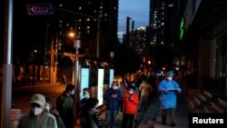 上海居民排队进行新冠病毒核酸检测。(2022年4月9日)