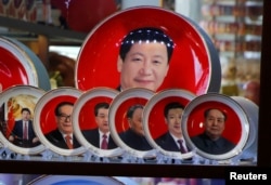 2018年3月1日,北京天安门广场旁边的一家商店出售的中国领导人纪念盘,画面上有三个盘子上有习近平肖像,还有毛泽东、邓小平、江泽民、胡锦涛纪念盘各一个。新书《一个时代的结束》的作者认为,邓小平将中国带出毛时代的数十年改革进程结束了,他担心习近平会回到毛泽东时代的专制老路。