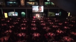 伊力哈木女儿纽约替父领奖 伊力哈木女儿纽约替父领奖