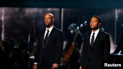 Common(左)和John Legend在第57届格莱美奖颁奖礼上表演电影《塞尔玛》歌曲《荣耀》。(加州洛杉矶,2015年2月8日)