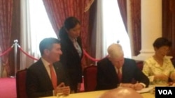 美国与台湾6月1日宣布成立全球合作暨训练架构 (GCTF)并签署谅解备忘录。由北美事务协调委员会主委张小月(右)和美国在台协会台北办事处处长马启思(中)共同签署。美国国务院经济及商业事务助理国务卿查尔斯.里夫金 (Charles H. Rivkin 也翻译成芮福金) 在旁见证签署仪式。(美国之音赵婉成拍摄)