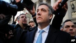 Michael Cohen bước ra khỏi tòa án liên bang, ngày 29 tháng 11, 2018 ở New York.