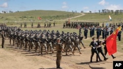 俄罗斯国防部资料照片: 2020年8月31日在俄罗斯远东某射击场举行的“东方2020”军演期间,中国军队正在行进中。(美联社照片)