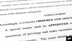 美国联邦法官批准了前总统特朗普的请求，任命一名独立的特别主事官，审阅从海湖庄园查获的文件。照片显示法院批准令中的一页。（美联社2022年9月5日）