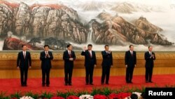 中共十八大政治局7位常委在北京人民大会堂会见新闻界(2012年11月15日)