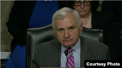 美参议院军委会首席民主党议员里德(Jack Reed)质询米利上将(美国国会参议院2019年7月11日视频截图)