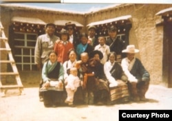 达赖喇嘛宣布三天后,根敦确吉尼玛和家人被带走。(李江琳提供)