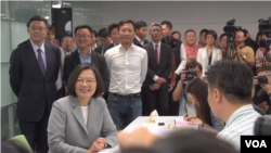 3月21日,台湾总统蔡英文在民进党主席卓荣泰陪伴下到总部登记参与党内初选。她发表讲话,表明其胜选决心。(美国之音海伦)