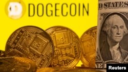Representasi mata uang kripto dan uang kertas satu dolar AS terlihat di depan logo Dogecoin (foto: ilustrasi).