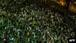 六四事件31周年之际,香港民众继续在维多利亚公园举行烛光纪念集会。(2020年6月4日)