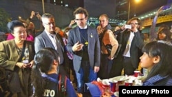 自由国际联盟成员探访金钟占领区(苹果日报图片)