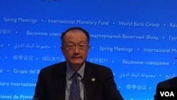 世界银行行长金墉在记者会上(美国之音莉雅拍摄)