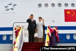 中国领导人习近平和夫人彭丽媛抵达抵达泰国曼谷素万那普国际机场出席亚太经合组织会议。(2022年11月17日)
