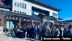 2022年11月15日,鲍彤先生告别式在北京八宝山梅厅举行。图为悼念人群排队入场。(高瑜推特图片)