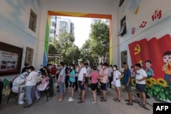 中国河南省郑州市居民排队接受新冠核酸检测。(2021年7月31日)