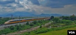 Uji coba kereta cepat Jakarta-Bandung yang dikemudikan oleh masinis dari Indonesia dan juga masinis dari China, dari Stasiun Tegalluar, Jawa Barat, 15 November 2022. (VOA/Indra Yoga)