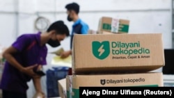 Sejumlah karyawan mengemas barang di gudang unit e-commerce Tokopedia milik GoTo di Jakarta, 31 Agustus 2022. (Foto: REUTERS/Ajeng Dinar Ulfiana)