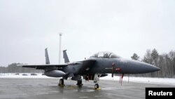 资料照片:在爱沙尼亚阿玛瑞军用机场的美国空军F-15战斗机。