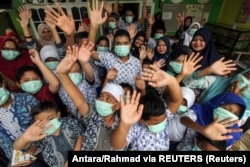 Siswa penyandang disabilitas yang memakai masker pelindung bereaksi di sekolah di tengah COVID-19, di Lhokseumawe, Aceh, 6 Maret 2020. (Foto: Antara/Rahmad via REUTERS)