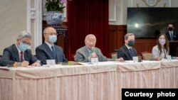 台湾积体电路制造公司创办人张忠谋(左3)2022年11月21日在台湾总统府记者会上说明代表蔡英文总统参加亚太经济合作组织经济领袖会议成果。(图片来源:台湾总统府)