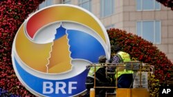 资料照- 2019年4月23日,工人们正在布置即将在北京召开的首届"一带一路“论坛。