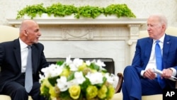 美国总统拜登在白宫椭圆形办公室会晤阿富汗总统加尼。(2021年6月25日)