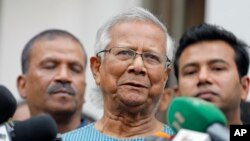 诺贝尔奖获得者穆罕默德·尤努斯在孟加拉国首都达卡一起挪用公款案中被法院批准保释后向媒体发表讲话。(资料照片:2024年3月3日)