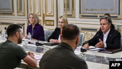 美国国务卿布林肯（右）于2022年9月8日在基辅会见乌克兰总统泽连斯基（左）。