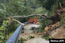 中国救援人员在四川泸定地震灾区救援灾民时道路被山体坍塌堵塞。(2022年9月6日)