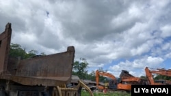 马来西亚华人拥有的三姆林森伐木公司停放在所罗门群岛马莱塔省一个木材堆放场的伐木机器。(美国之音莉雅拍摄)