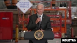 拜登总统签署启动国家生物技术和生物制造倡议行政令之前,在波士顿发表讲话。(路透社照片)