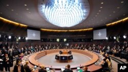 资料照片：2022年3月4日，北约部长们在布鲁塞尔北约总部举行的北约外长特别会议上出席北大西洋理事会。（美联社照片）