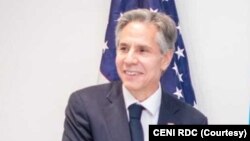 Secrétaire d'Etat ya Amerika Antony Blinken (G) na mokambi ya CENi ya RDC Denis KAdima bakutani na Kinshasa, RDC, 10 août 202. (CENI RDC)