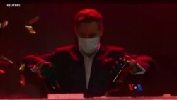 ချိုင့်ခွက်ထဲက မှန်စီကြွေပြားပန်းချီကားနဲ့ “ထူးခြားဆန်းပြားသတင်းများ”
 ချိုင့်ခွက်ထဲက မှန်စီကြွေပြားပန်းချီကားနဲ့ “ထူးခြားဆန်းပြားသတင်းများ”