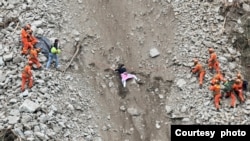 救援人员营救泸定地震的受灾人士。(路透社转发中国官媒照片)