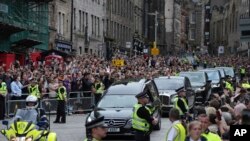 载有伊丽莎白女王灵柩的车队抵达苏格兰的爱丁堡(2022年9月11号)。