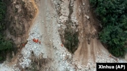 中国救援人员在四川泸定地震灾区救援受灾民众。(2022年9月7日)