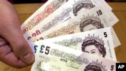 印有女王伊丽莎白二世头像、各种面值的英镑纸币。(美联社资料照)