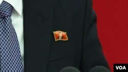 지난 29일 열린 노동당 중앙위원회 제8기 제10차 전원회의 2일차 회의에서 북한 간부들이 김정은 국무위원장이 단독으로 새겨진 초상휘장을 착용하고 있다. (사진출처: 조선중앙통신)