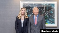 2023年11月16日,APEC台湾领袖代表张忠谋与白宫国家经济委员会主任布雷纳德举行会谈。(照片由APEC台湾代表团提供。)